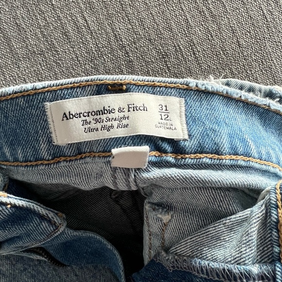 Abercrombie 90s Straight Ultra High Rise Jeans - Picture 2 of 2